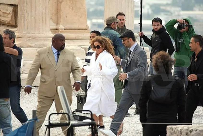 Η Jennifer Lopez με λευκό μπουρνούζι στην Ακρόπολη περιτριγυρισμένη από συνεργάτες και φωτογράφους.