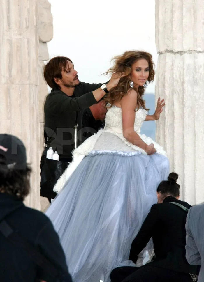 Η Jennifer Lopez σε φωτογράφηση στην Ακρόπολη.