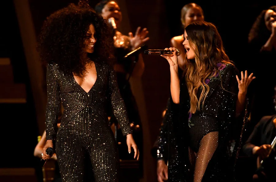Δύο τραγουδίστριες στη σκηνή των βραβείων Grammy.