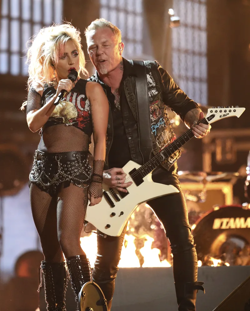 Η Lady Gaga και ο James Hetfield των Metallica στη σκηνή των βραβείων Grammy.