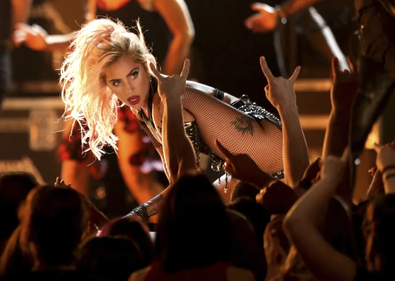 Η Lady Gaga στη σκηνή των βραβείων Grammy.