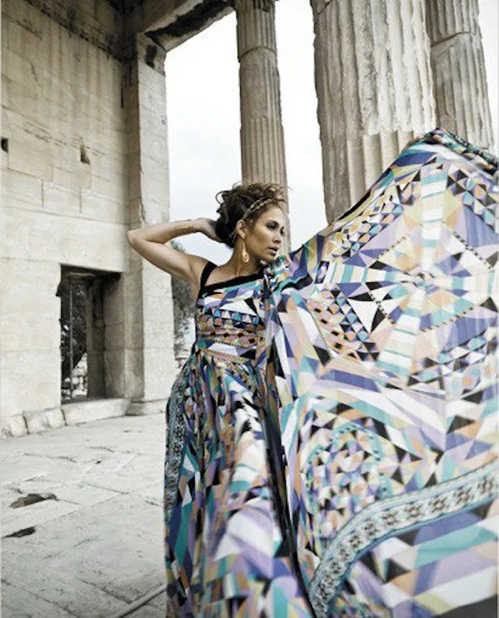 Η Jennifer Lopez ποζάρει στην Ακρόπολη με πολύχρωμο φόρεμα.