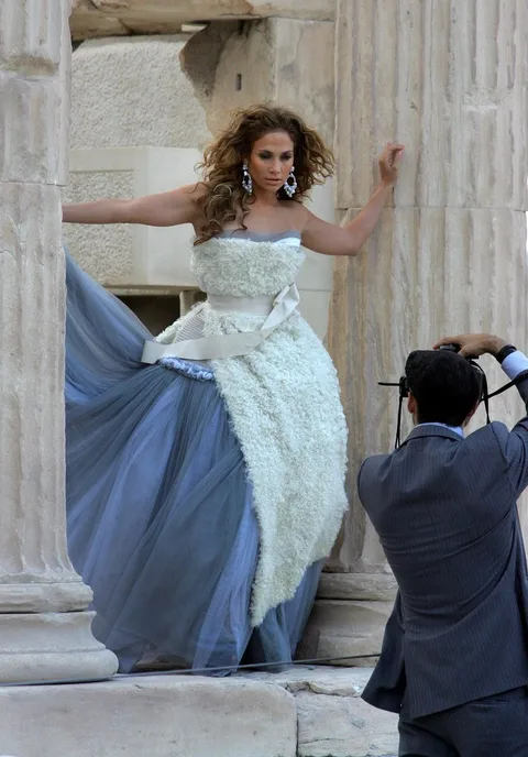 Η Jennifer Lopez ποζάρει στο Ερέχθειο της Ακρόπολης για τον φωτογράφο Σπύρο Πώρο κατά την επίσκεψή της στην Αθήνα.