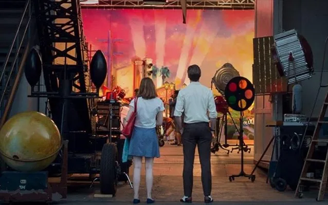 Σκηνή από την ταινία La La Land με δύο ηθοποιούς σε κινηματογραφικό πλατό.