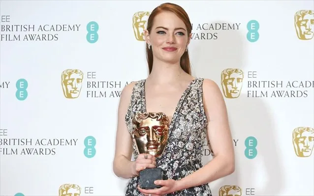Η Έμμα Στόουν με το βραβείο BAFTA στα χέρια της.