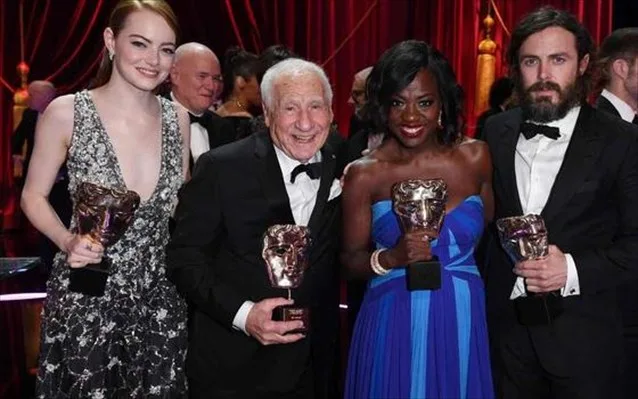 Η Emma Stone και άλλοι νικητές των βραβείων BAFTA 2017 κρατώντας τα αγαλματίδιά τους.