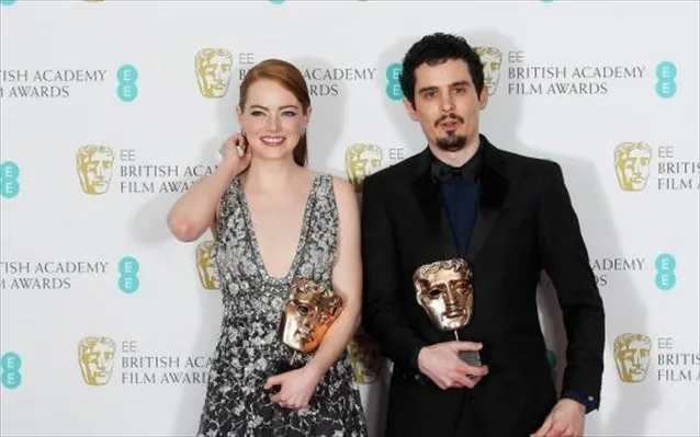Η Emma Stone και ο Damien Chazelle στα βραβεία BAFTA 2017.