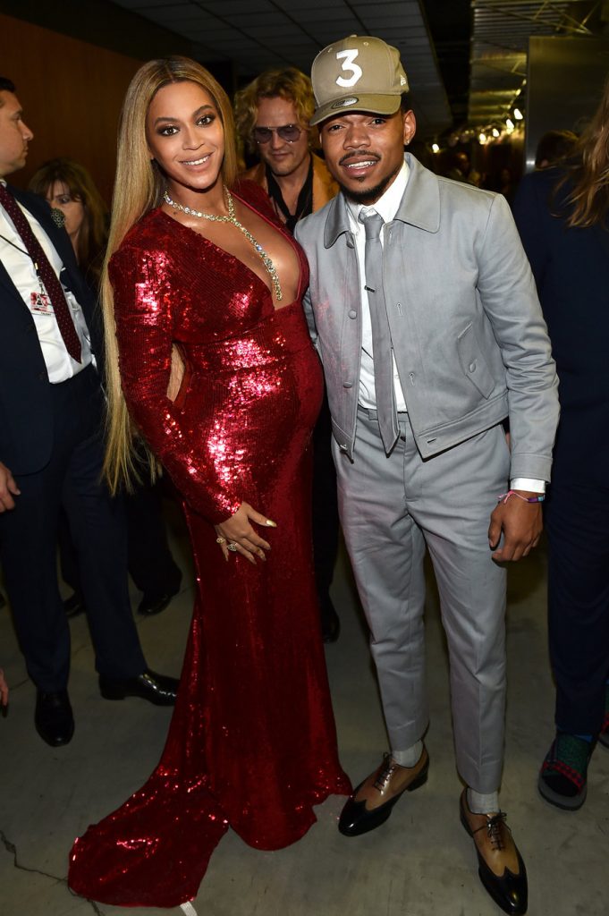 Η Beyonce με κόκκινο φόρεμα και ο Chance the Rapper στα βραβεία Grammys.