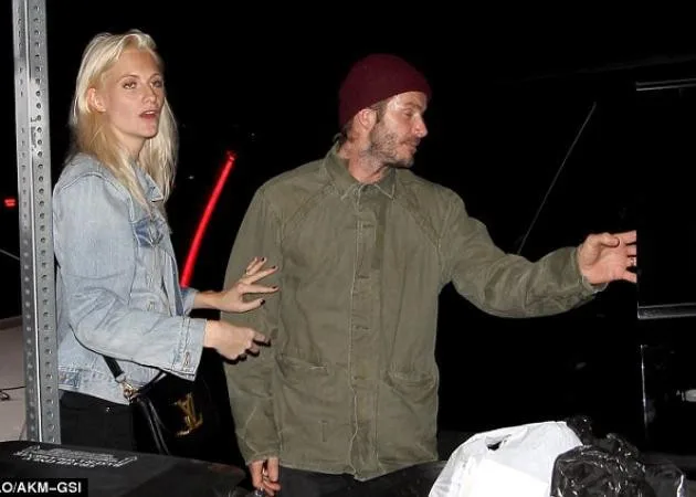 Ο David Beckham με ξανθιά γυναίκα σε βραδινή έξοδο.