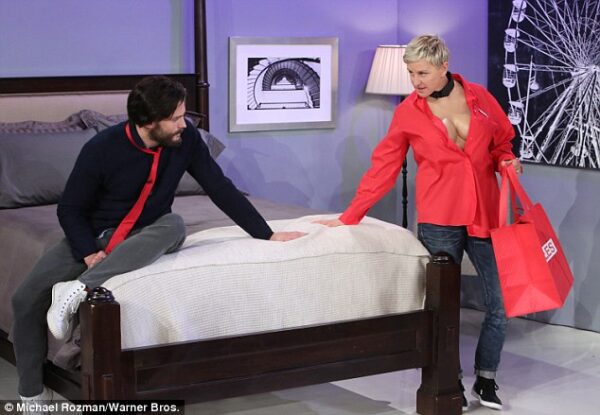 Τα κόλπα της DeGeneres ON AIR που έκαναν τον Mr. Grey να κοκκινίσει!