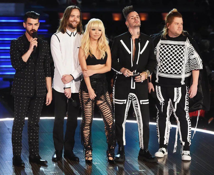 Πέντε καλλιτέχνες στη σκηνή των βραβείων Grammys με ιδιαίτερα ασπρόμαυρα ρούχα.