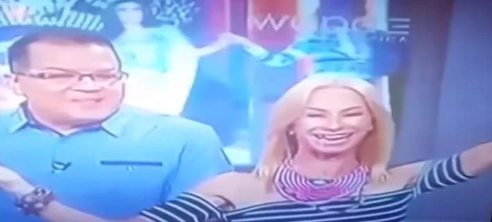 Η παρουσιάστρια Sonya Cortes γελάει σε τηλεοπτική εκπομπή.