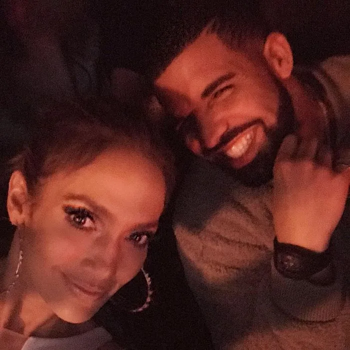 Η Jennifer Lopez και ο Drake σε κοντινή selfie φωτογραφία.