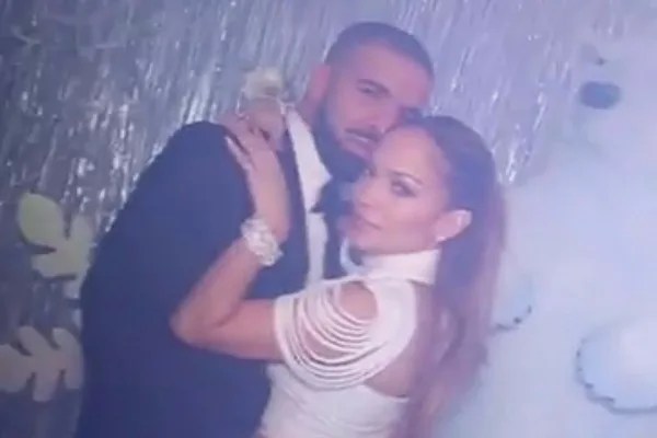 Ο Drake και η Jennifer Lopez αγκαλιασμένοι σε πάρτι.