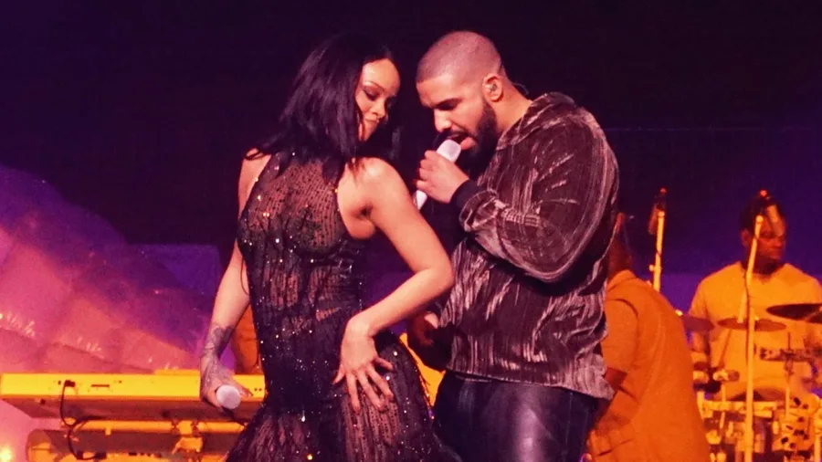 Η Rihanna και ο Drake στη σκηνή κατά τη διάρκεια συναυλίας.