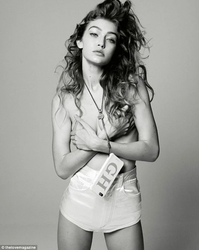 Η Gigi Hadid σε ασπρόμαυρη topless φωτογράφιση για το περιοδικό Love.