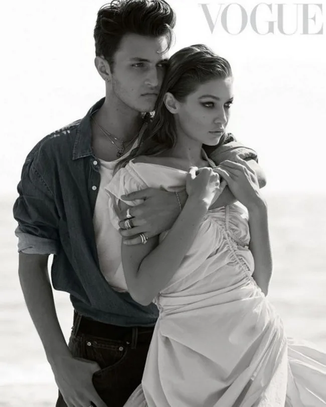 Η Gigi Hadid και ο Anwar Hadid σε ασπρόμαυρη φωτογράφιση για το περιοδικό Vogue.