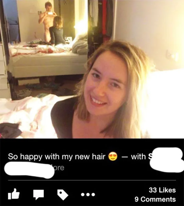 Στιγμιότυπο από τα social media με μια γυναίκα να βγάζει σέλφι και έναν γυμνό άνδρα να φαίνεται στον καθρέφτη πίσω της.