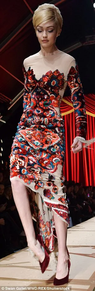 Η Gigi Hadid στην πασαρέλα του οίκου Moschino.