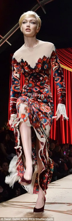 Η Gigi Hadid στην πασαρέλα του οίκου Moschino.