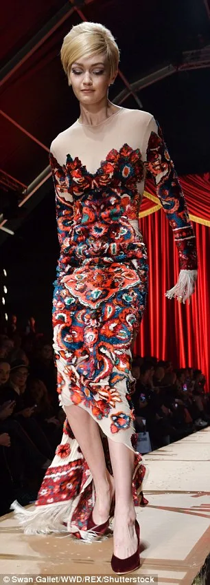 Η Gigi Hadid στην πασαρέλα του οίκου Moschino.