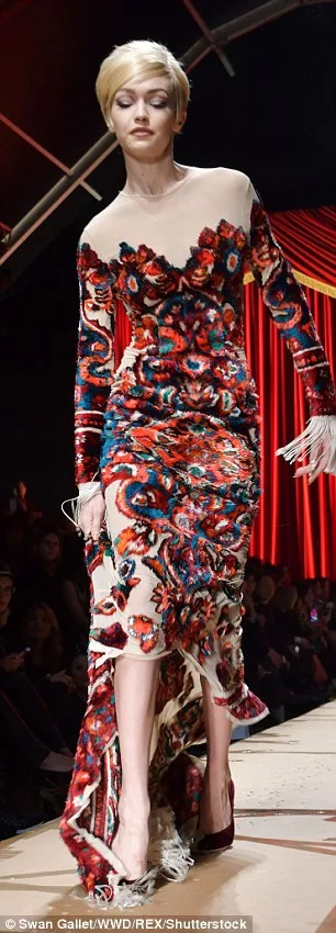 Η Gigi Hadid στην πασαρέλα του οίκου Moschino.