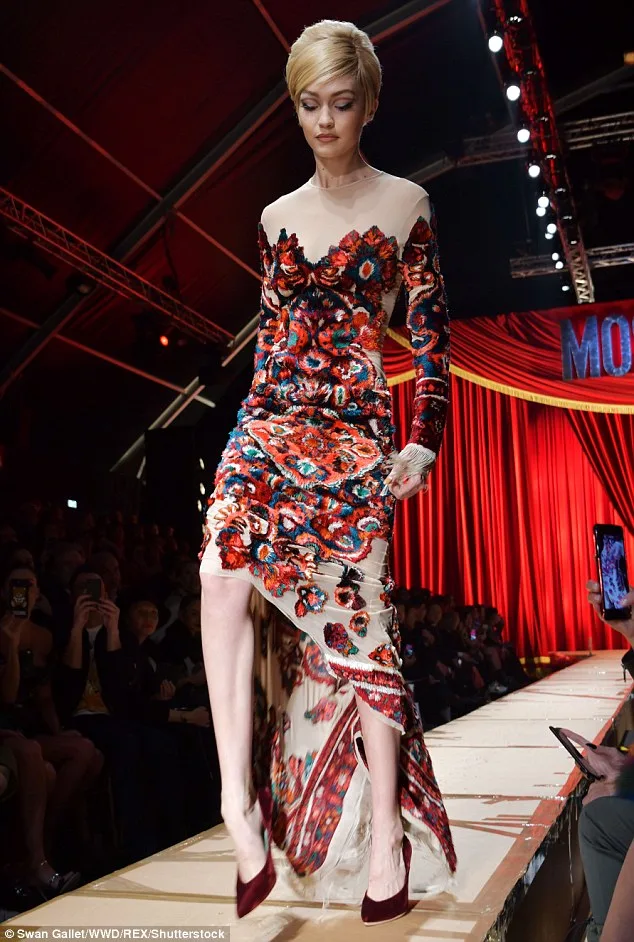 Η Gigi Hadid στην πασαρέλα του οίκου Moschino.