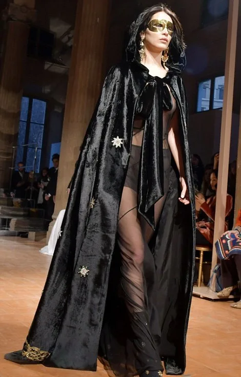 Η Bella Hadid στην πασαρέλα της Alberta Ferretti με μαύρη βελούδινη κάπα.
