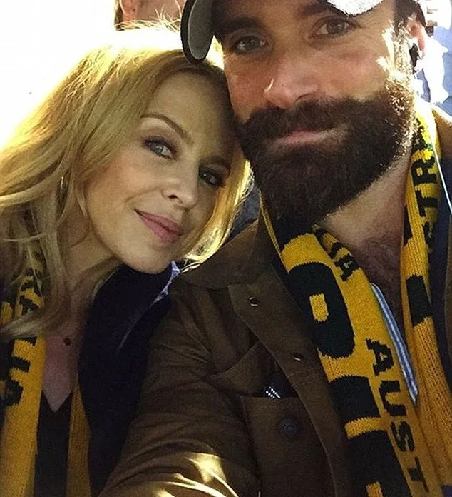 Η Kylie Minogue και ο Joshua Sasse σε κοντινή φωτογραφία.