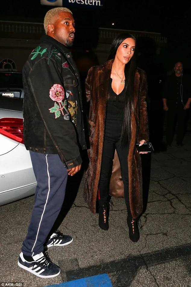 Ο Kanye West και η Kim Kardashian σε βραδινή έξοδο.