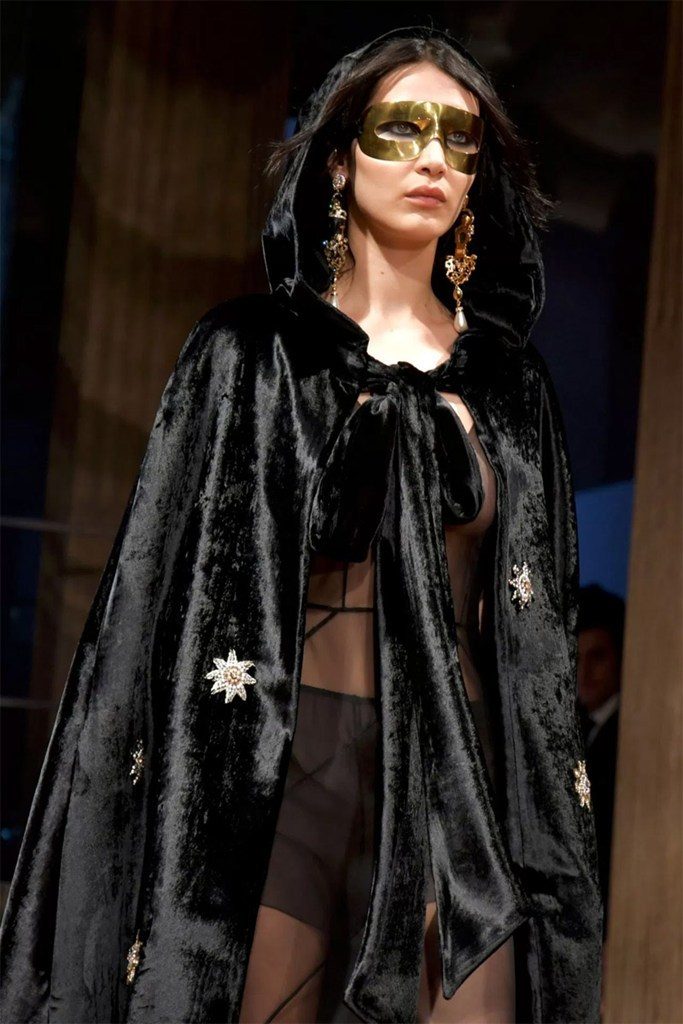 Η Bella Hadid στην πασαρέλα της Alberta Ferretti με μαύρη βελούδινη κάπα.