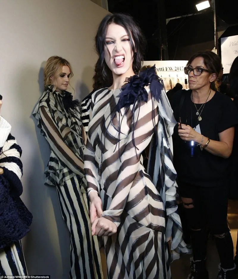 Η Bella Hadid στα παρασκήνια της επίδειξης Alberta Ferretti.