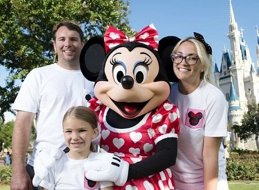 Η Jamie Lynn Spears με την κόρη της Maddie και τον σύζυγό της στη Disneyland.