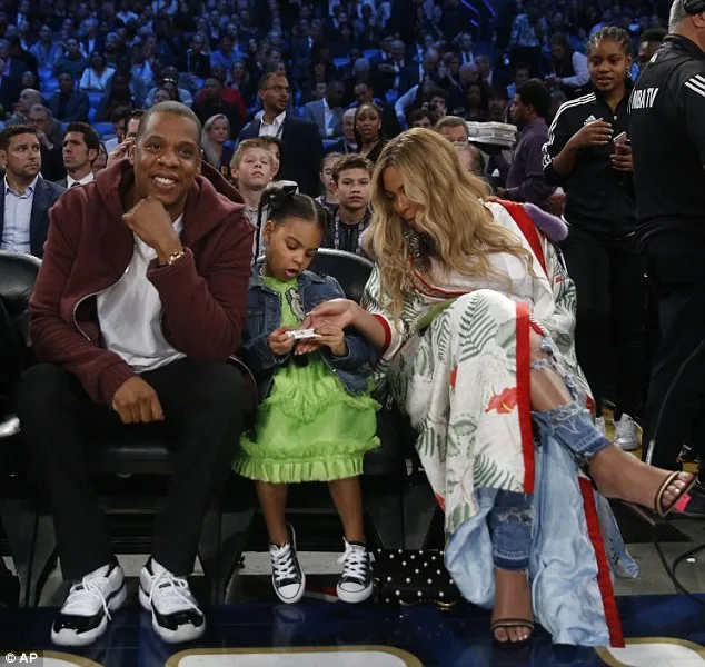 Η Beyonce με τον Jay-Z και την κόρη τους Blue Ivy στο All Star Game του NBA.