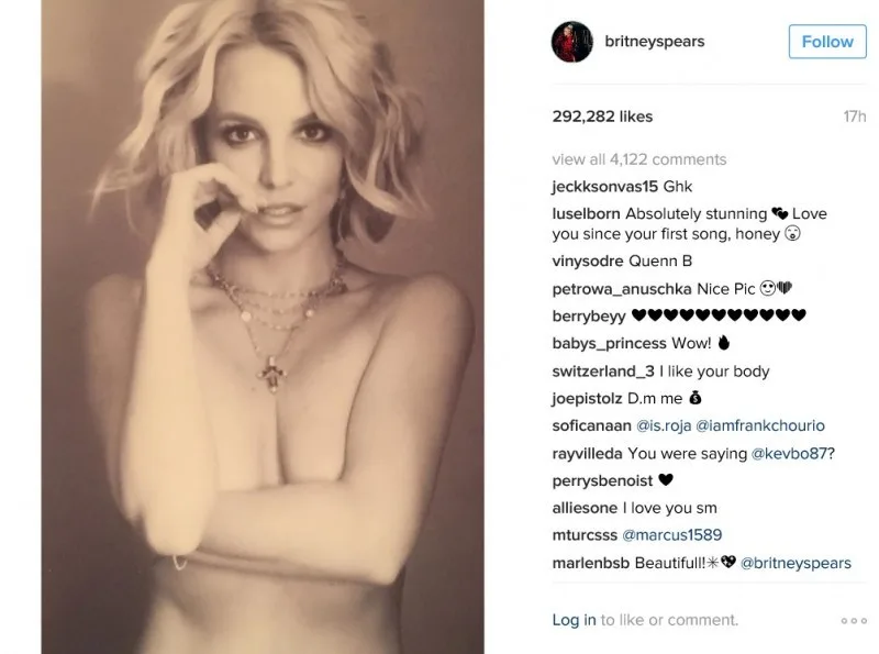 Η Britney Spears ποζάρει σε ασπρόμαυρο φόντο καλύπτοντας το στήθος της.