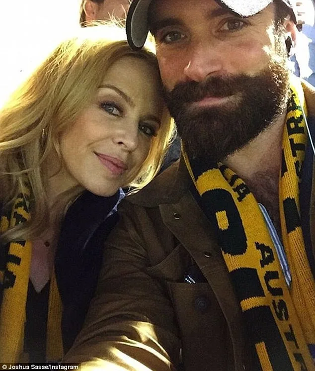 Η Kylie Minogue και ο Joshua Sasse σε selfie φορώντας κασκόλ της Αυστραλίας.