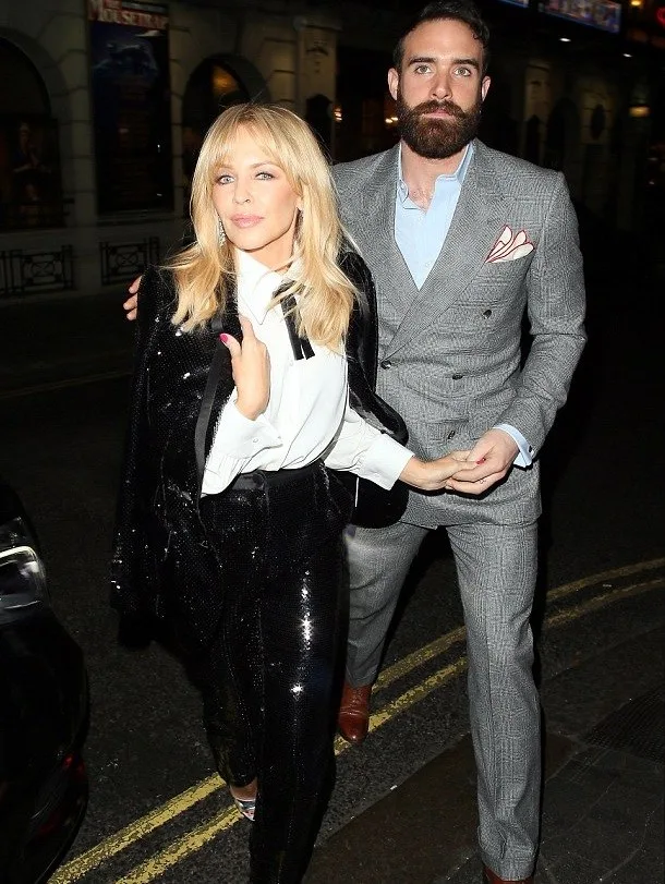 Η Kylie Minogue και ο Joshua Sasse σε βραδινή έξοδο.