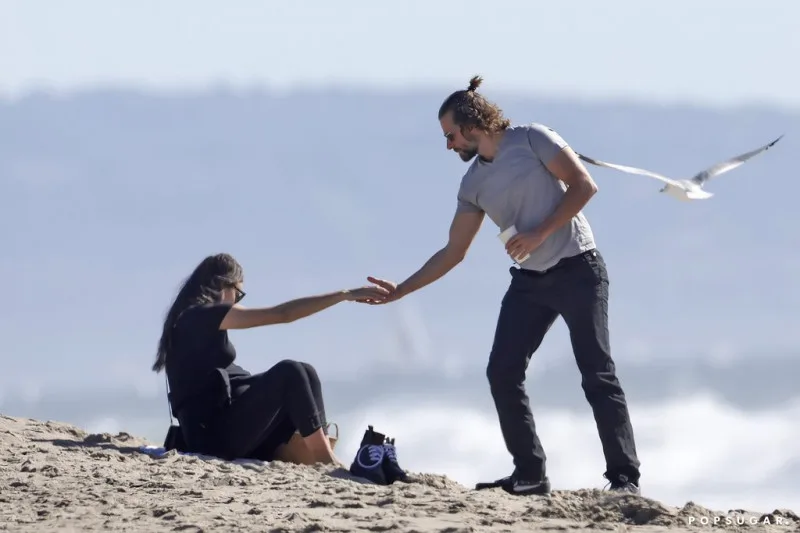 Ο Bradley Cooper και η Irina Shayk σε παραλία της Καλιφόρνια.