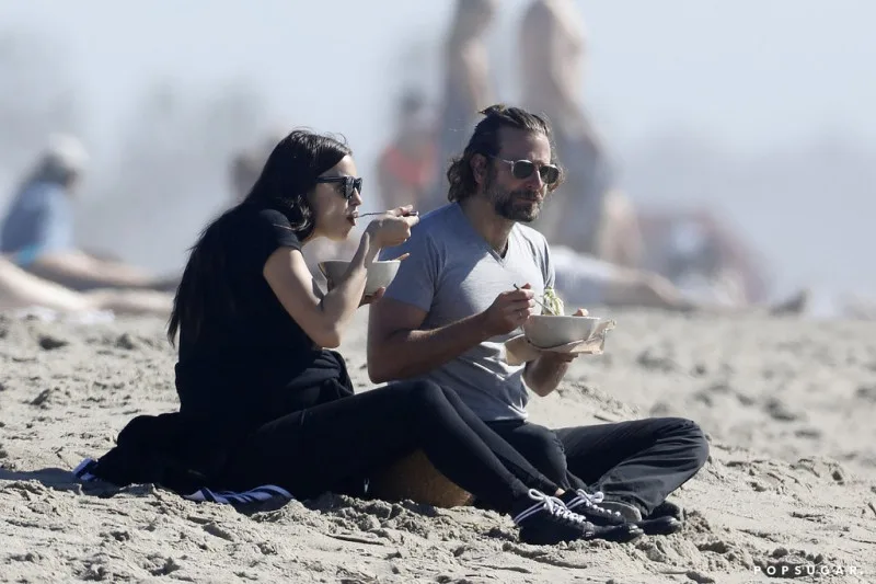 Η Irina Shayk και ο Bradley Cooper τρώνε σε παραλία της Καλιφόρνια.
