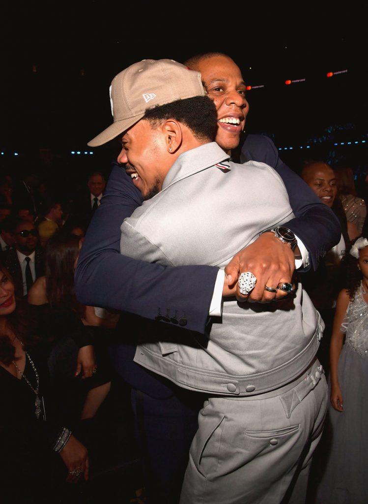 Δύο καλλιτέχνες αγκαλιάζονται στα βραβεία Grammys