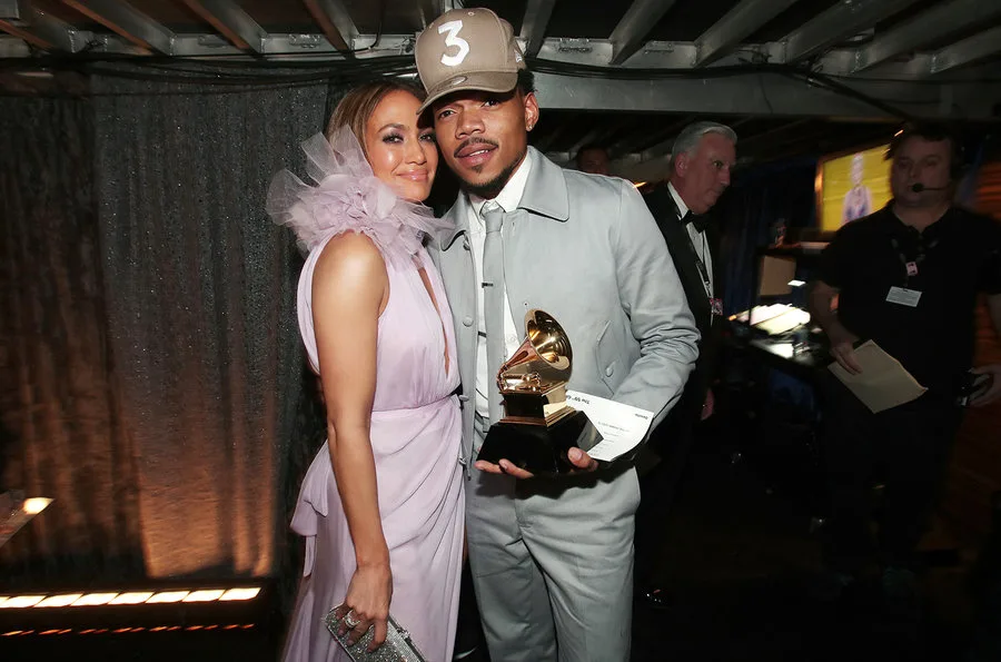 Η Jennifer Lopez και ο Chance the Rapper στα βραβεία Grammys.