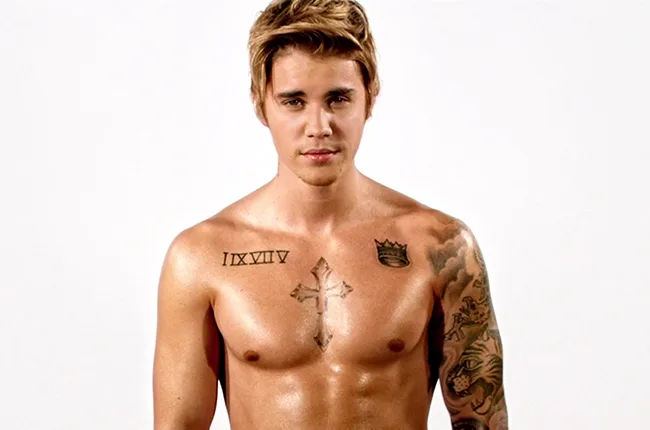 Ο Justin Bieber χωρίς μπλούζα δείχνοντας τα τατουάζ του.