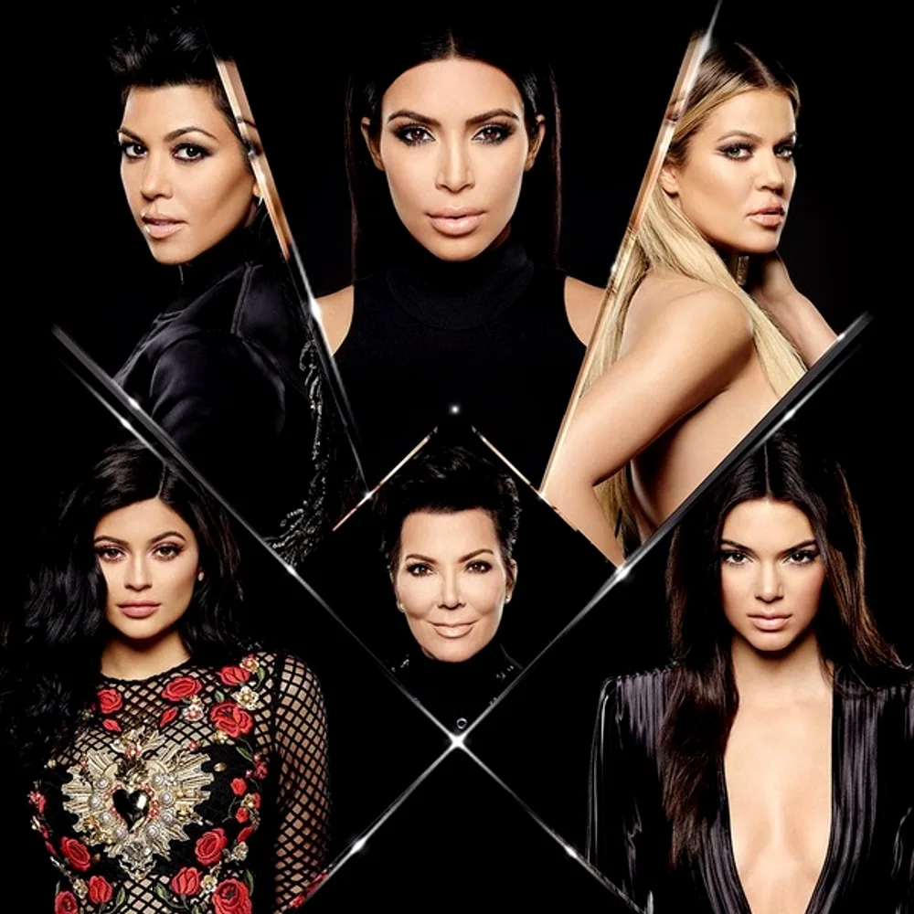 Η Kim Kardashian με την οικογένειά της σε προωθητική φωτογραφία.