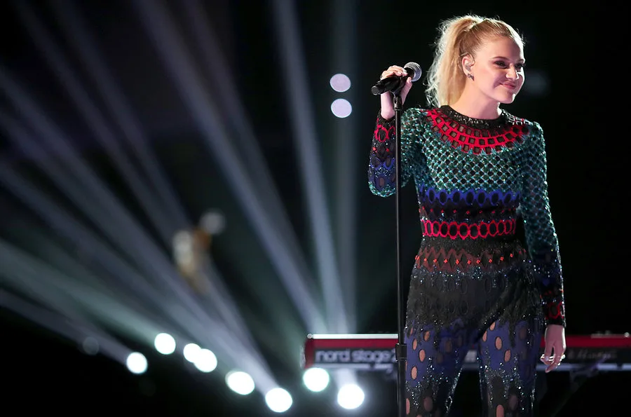 Τραγουδίστρια στη σκηνή των βραβείων Grammys