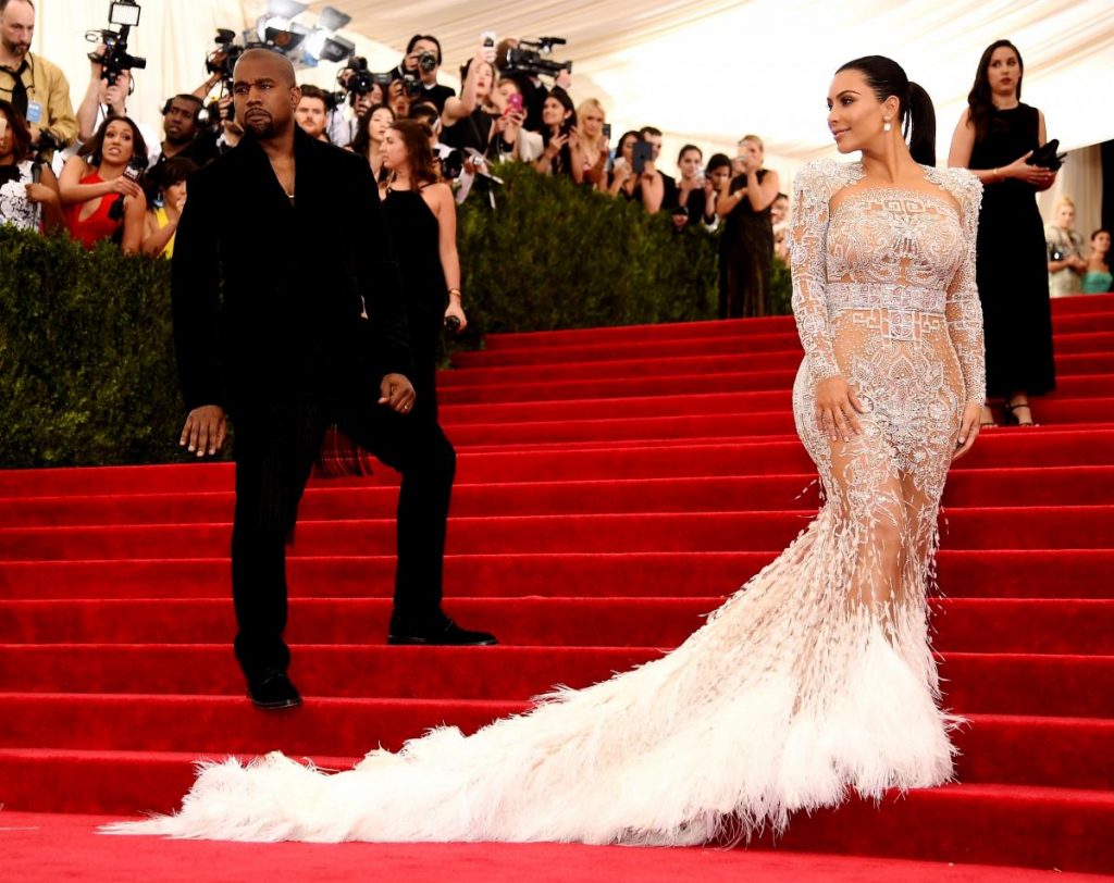 Η Kim Kardashian και ο Kanye West στο κόκκινο χαλί του Met Gala.