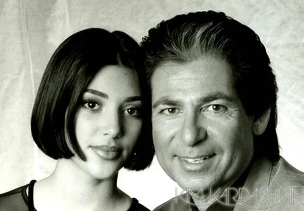 Η Kim Kardashian σε νεαρή ηλικία δίπλα στον πατέρα της, Robert Kardashian.