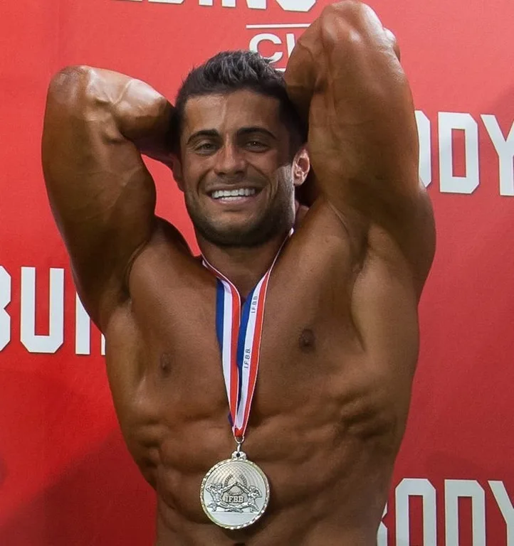 Ο Κωνσταντίνος Βασάλος σε αγώνες body building με μετάλλιο στο στήθος.