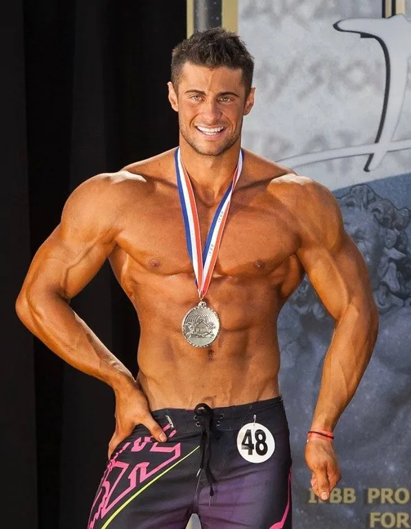 Ο Κωνσταντίνος Βασάλος σε αγώνες body building με μετάλλιο στο στήθος.