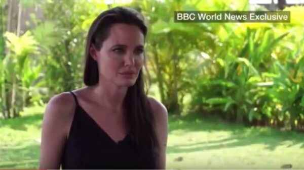 Η Angelina Jolie μιλάει για τον χωρισμό και ξεσπά σε λυγμούς
