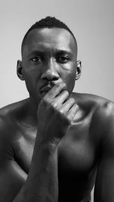 Ασπρόμαυρο πορτρέτο του Mahershala Ali από την ταινία Moonlight.